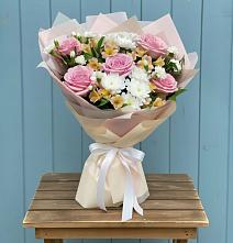 Букет цветов из:  Гвоздики, Орхидеи и Розы в Сарапуле