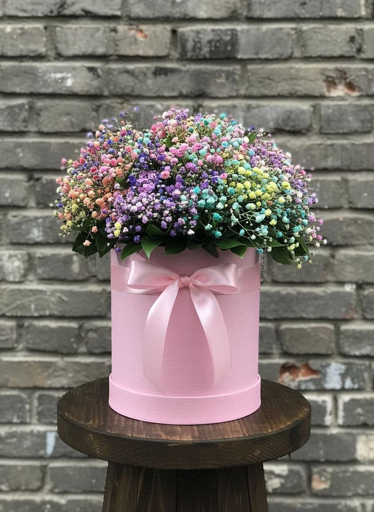 Цветочная композиция из Гипсофила и Розы в шляпной коробке в Сарапуле