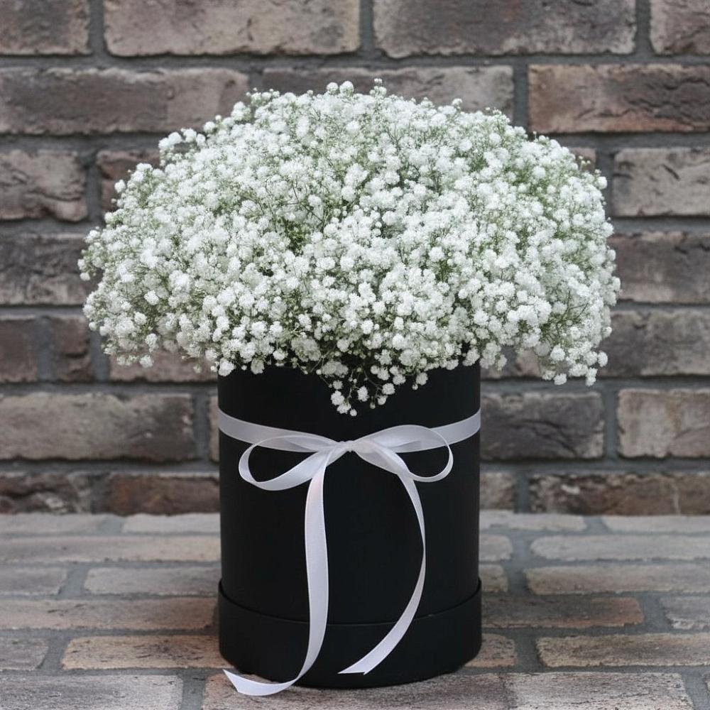 Цветочная композиция из Гипсофила в шляпной коробке в Сарапуле