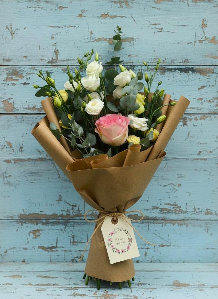 Букет цветов из: Розы и Лизиантусы в Сарапуле