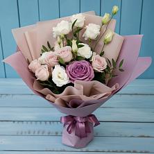 Букет цветов из:  Розы и Лизиантусы в Сарапуле