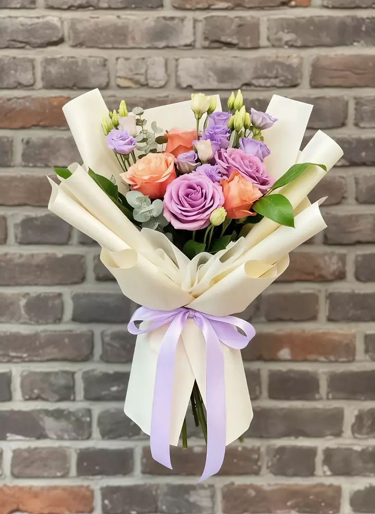 Букет цветов из: Лизиантусы и Розы в Сарапуле