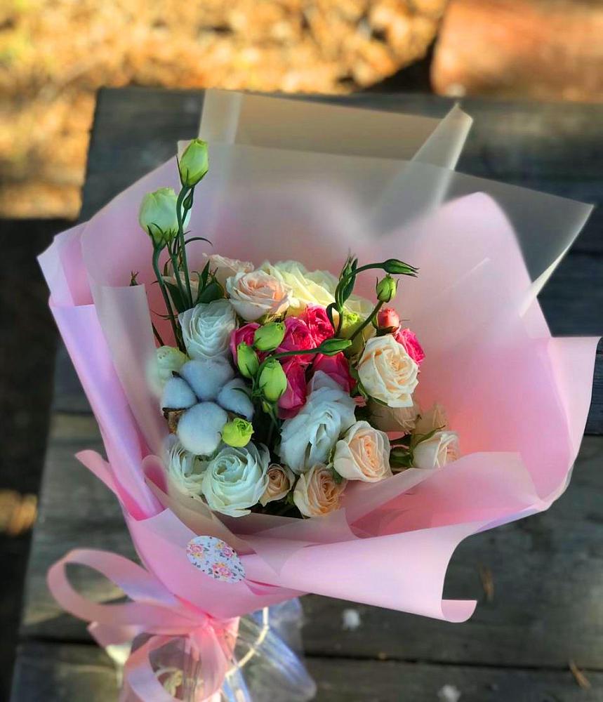 Букет цветов из: Розы и Лизиантусы в Сарапуле