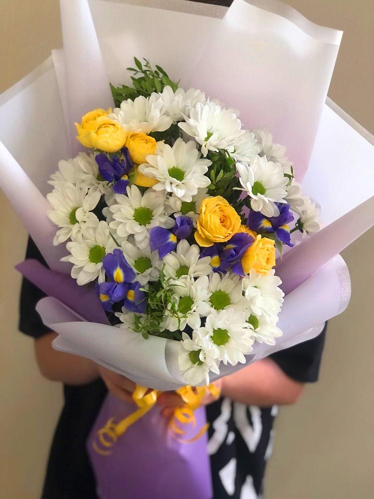 Букет цветов из: Ирисы, Хризантемы и Розы в Сарапуле
