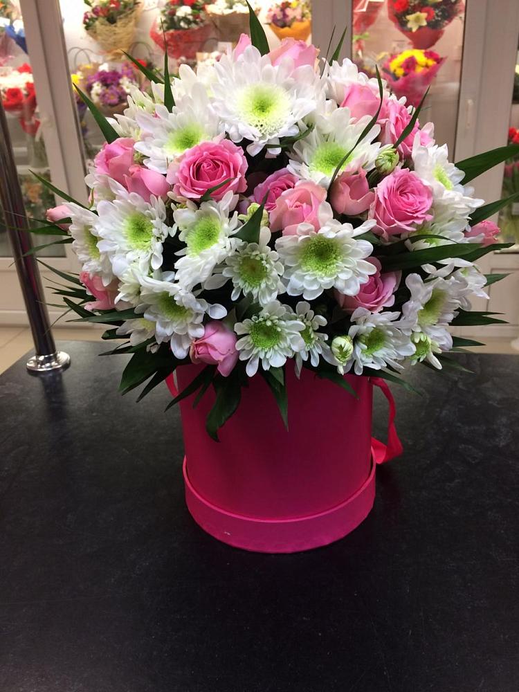 Цветочная композиция из Розы и Хризантемы в шляпной коробке в Сарапуле