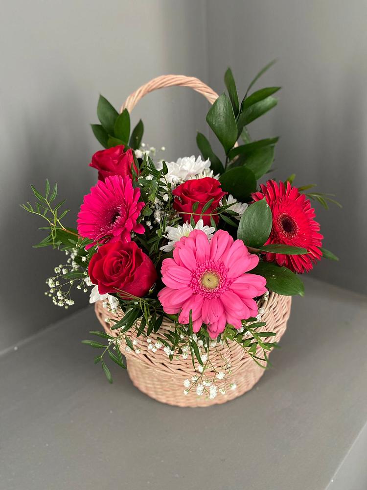 Цветочная композиция из Розы, Хризантемы и Герберы в корзине в Сарапуле