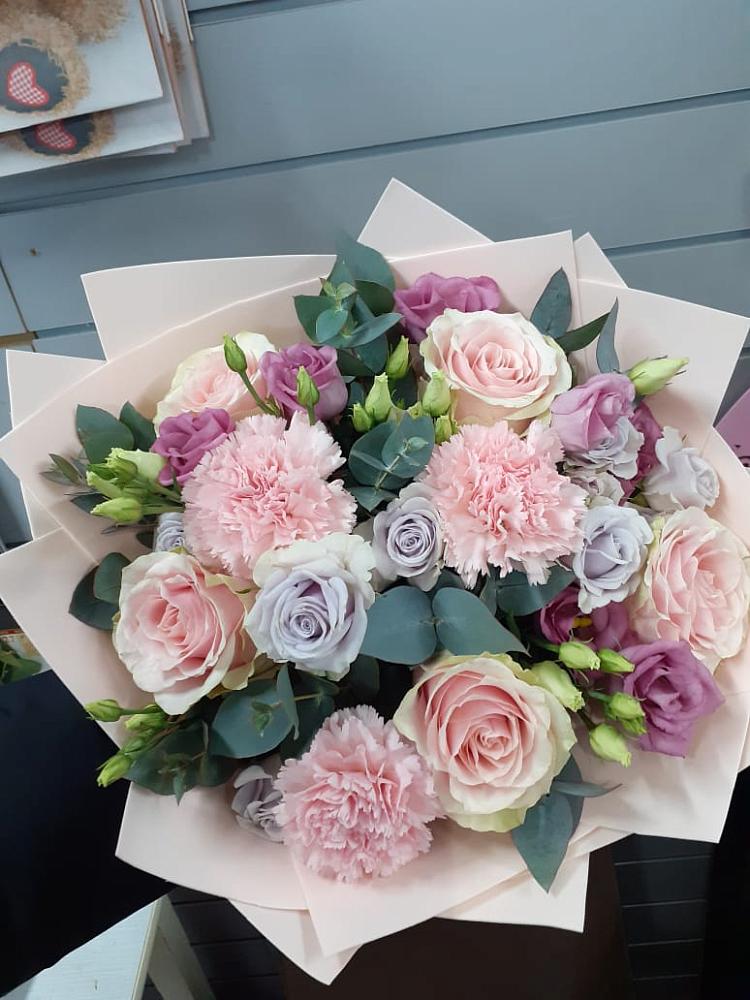 Букет цветов из: Розы, Гвоздики и Лизиантусы в Сарапуле