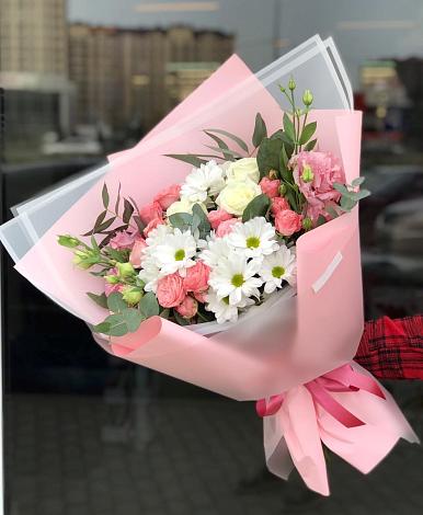 Букет цветов из: Розы, Лизиантусы и Хризантемы в Сарапуле