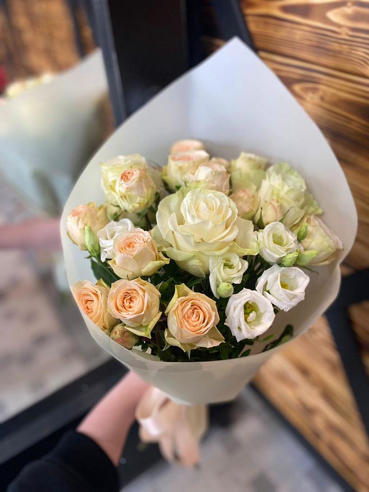 Букет цветов из: Розы и Лизиантусы в Сарапуле